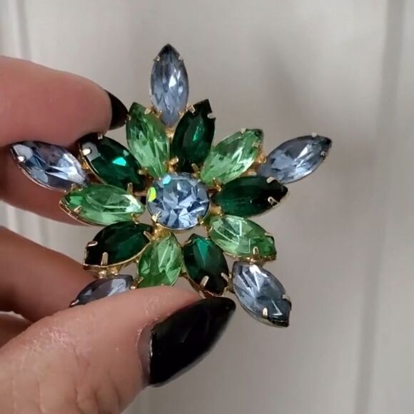 Vintage Prong Set Marquis Cut Green Blue Glass Rhinestone Unsigned Brooch Pin - Picture 4 of 4